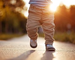 Во сколько месяцев начинают ходить дети: допустимые сроки. Почему ребенок начал ходить позже: факторы, влияющие на процесс