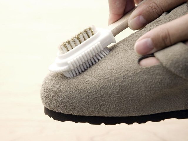 Как и чем почистить замшевую обувь, замшевые сапоги, ботинки, туфли от белых разводов, пыли, пятен, засаленности и потертости в домашних условиях народными средствами и по уходу за обувью? Средства для чистки замшевой обуви: список и применение