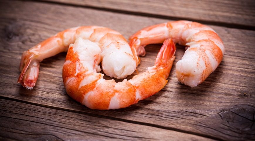 Пожарить креветки для салата