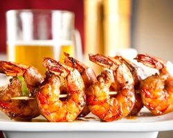 Как вкусно пожарить креветки на сковороде к пиву, для салата, с чесноком, лимоном, в соевом, сливочном соусе, кляре, замороженные, вареные, очищенные и в панцире: лучшие рецепты. Калорийность жареных креветок на 100 граммов