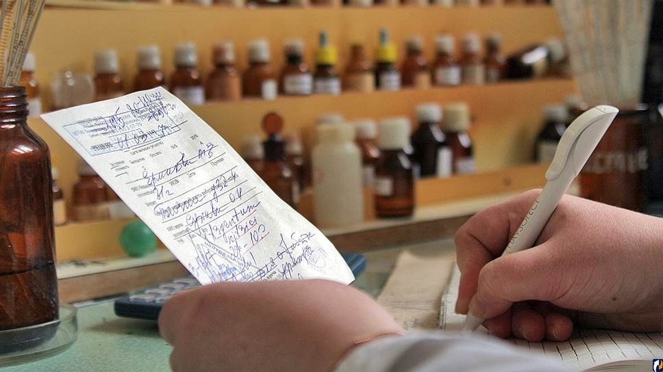 Психиатр выписывает больному рецепт на покупку антидепрессантов