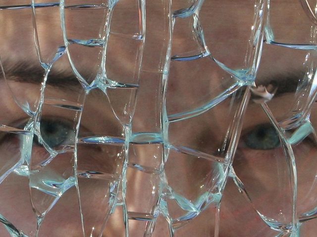 Можно ли выбрасывать старое, разбитое зеркало? Как правильно выбросить зеркало? Как очистить зеркало обрядами и заговорами?