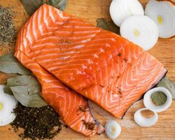 Как посолить рыбу кижуч в домашних условиях вкусно сухим, мокрым способом, с луком и маслом: лучшие рецепты