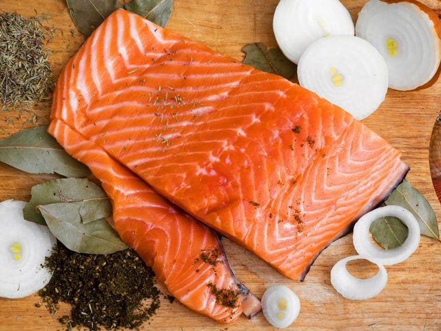 Как посолить рыбу кижуч в домашних условиях вкусно сухим, мокрым способом, с луком и маслом: лучшие рецепты