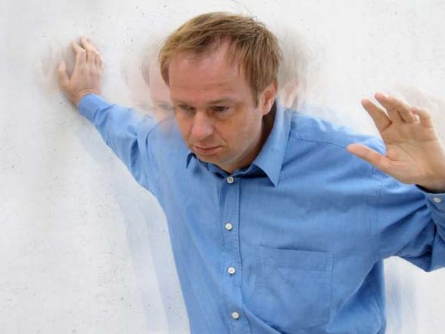 Почему при ходьбе шатает, неустойчивость, кружится голова: возможные причины и лечение шаткой медленной походки. Как избавиться от шаткой, неуверенной походки: лекарство, вестибулярная гимнастика