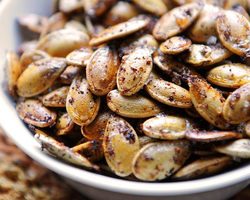 Как вкусно пожарить тыквенные семечки на сковороде, в микроволновке, духовке, с солью, чтобы они раскрылись, дома: лучшие рецепты. Сколько минут жарить тыквенные семечки на сковороде, в духовке микроволновке? Надо ли и как мыть тыквенные семечки перед жаркой?