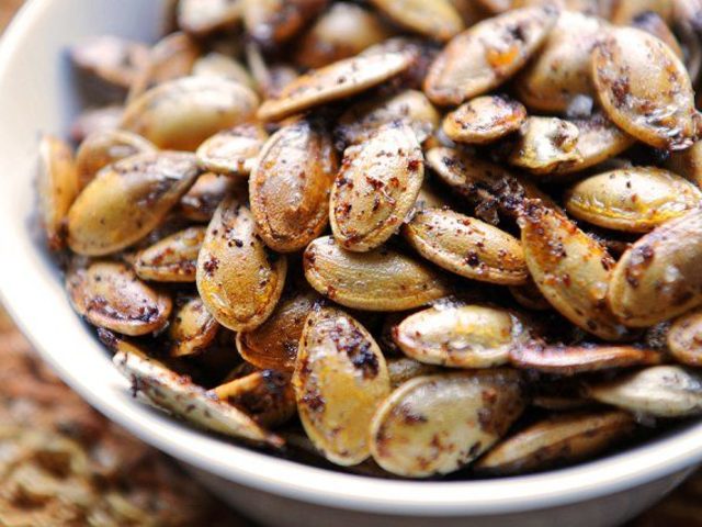 Как вкусно пожарить тыквенные семечки на сковороде, в микроволновке, духовке, с солью, чтобы они раскрылись, дома: лучшие рецепты. Сколько минут жарить тыквенные семечки на сковороде, в духовке микроволновке? Надо ли и как мыть тыквенные семечки перед жаркой?