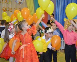 Песня «Маленькая страна», переделанная про начальную школу, детский сад: слова, текст  