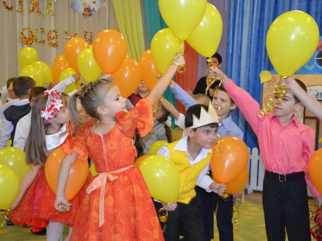 Песня «Маленькая страна», переделанная про начальную школу, детский сад: слова, текст