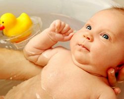 Какой должна быть температура воды для первого купания новорожденного ребенка и последующих купаний? Какая температура воздуха должна быть в ванной комнате при купании новорожденного и в детской комнате после купания ребенка?