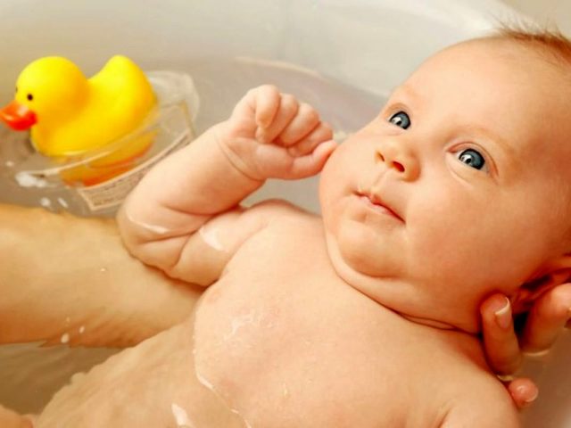 Какой должна быть температура воды для первого купания новорожденного ребенка и последующих купаний? Какая температура воздуха должна быть в ванной комнате при купании новорожденного и в детской комнате после купания ребенка?