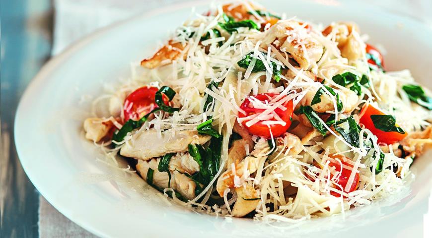 Паста с курицей и овощами