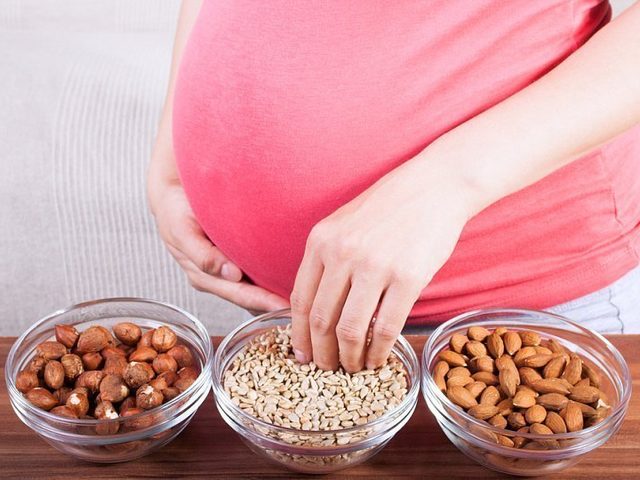 Можно ли есть сырые и жареные подсолнечные, тыквенные, кунжутные семечки, козинаки кормящей маме при грудном вскармливании?