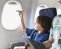 До скольки лет ребенку продают детский билет на самолет? Какая скидка существует на детский билет на самолет? На сколько дешевле стоит детский билет на самолет от взрослого?