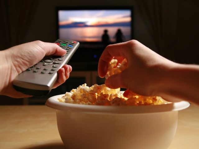Стоящие фильмы, которые стоит посмотреть каждому: список, описание. Фильмы для просмотра с друзьями, девушкой, парнем, подростку: лучшие комедии, мелодрамы, фильмы приключений, фантастика