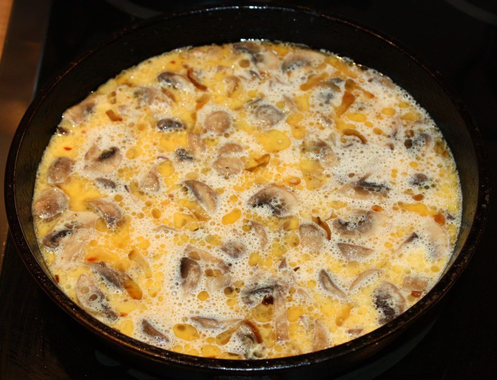 Картофель с яйцами и грибами