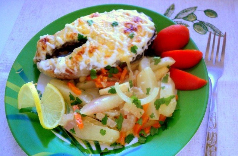 Кета с картофелем и луком
