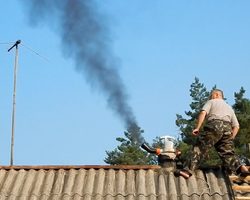 Как прочистить дымоход от сажи народными средствами и специальными средствами: обзор препаратов, советы. Чем почистить дымоход от сажи: обзор механических способов