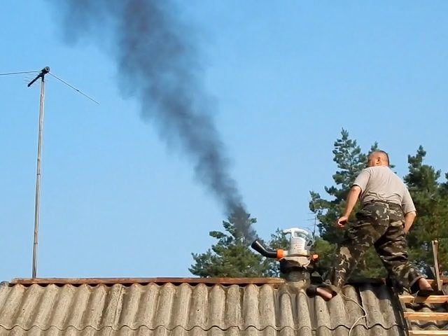 Как прочистить дымоход от сажи народными средствами и специальными средствами: обзор препаратов, советы. Чем почистить дымоход от сажи: обзор механических способов