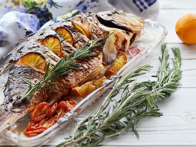 Как правильно запечь карпа целиком, по-старорусски, кусочками, с рисом, грибами, картофелем, коньяком, лимоном, розмарином, в сметане, в рукаве, в тесте, по-китайски и по-чешски: лучшие рецепты, полезные советы, фото