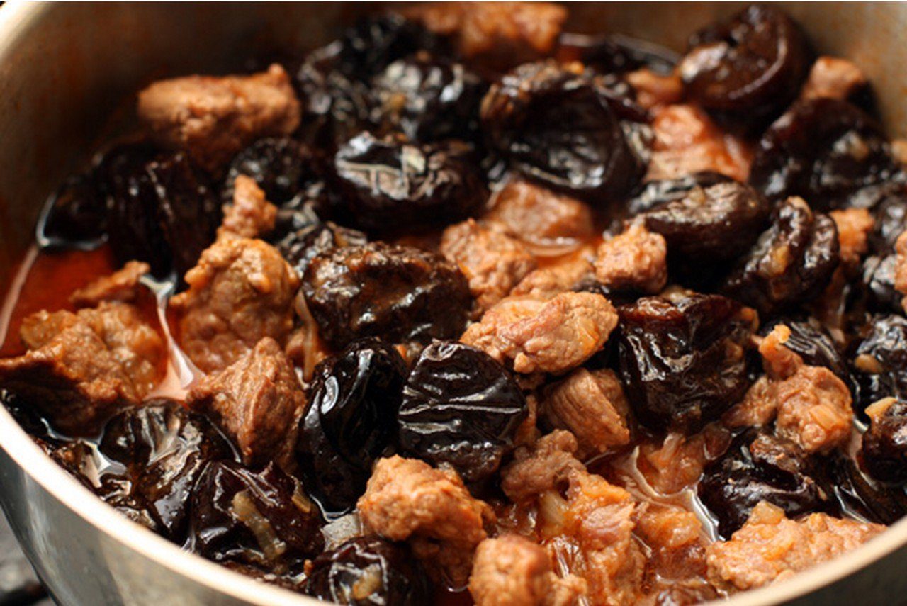 Мясо с черносливом и орехами