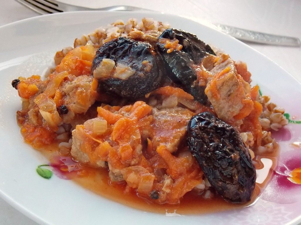 Говядина с черносливом