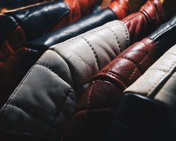Можно ли и как постирать кожаную куртку в стиральной машине автомат в домашних условиях? Как правильно стирать кожаные вещи?