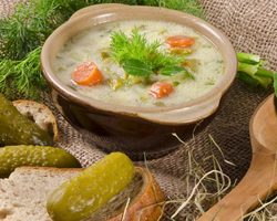 Рассольник с перловкой и солеными огурцами: рецепт классический, без мяса, с помидорами, грибами, куриными потрохами, рыбой, тушенкой, говяжьими почками: способы приготовления, фото