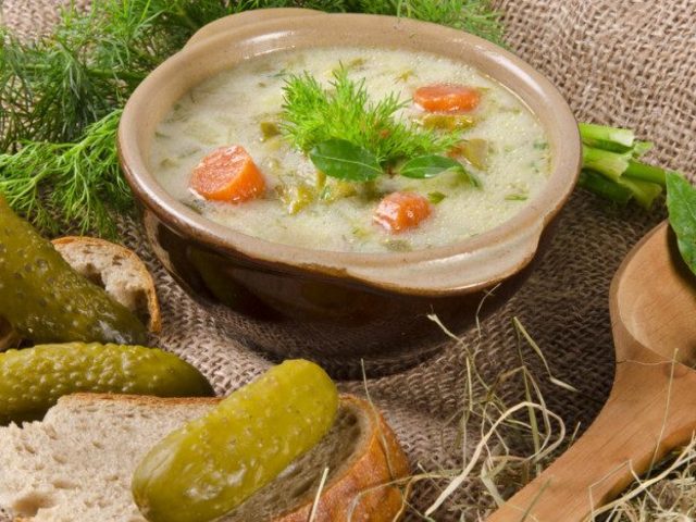 Рассольник с перловкой и солеными огурцами: рецепт классический, без мяса, с помидорами, грибами, куриными потрохами, рыбой, тушенкой, говяжьими почками: способы приготовления, фото
