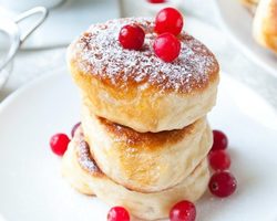 Вкусные пышные оладьи на кефире или кислом молоке без яиц с яблоками, творогом, сыром, быстрые: лучшие рецепты. Как приготовить оладьи на кефире дрожжевые, с сыром, бананом, диетические?