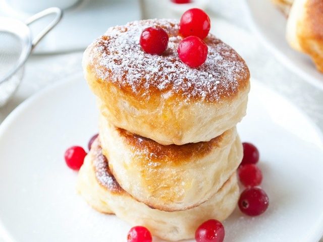 Вкусные пышные оладьи на кефире или кислом молоке без яиц с яблоками, творогом, сыром, быстрые: лучшие рецепты. Как приготовить оладьи на кефире дрожжевые, с сыром, бананом, диетические?