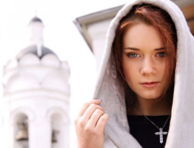 Беременная в церкви