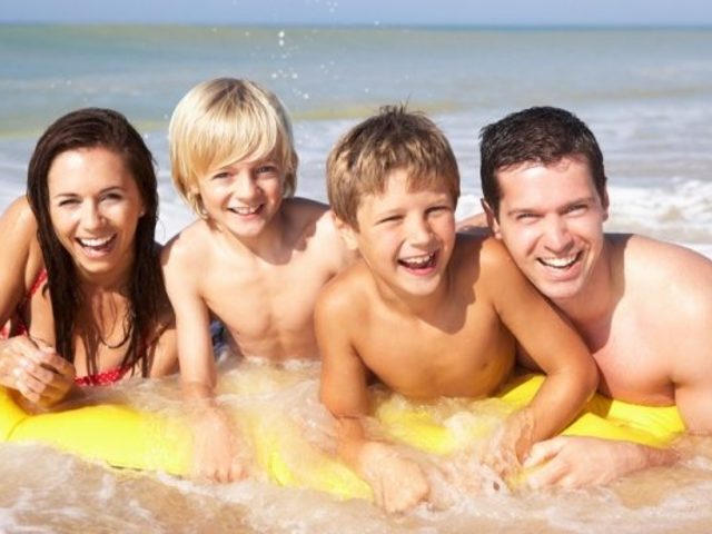 Какая температура воды в море, реке считается комфортной, приятной и допустимой для купания взрослых и детей? При какой температуре воды нельзя купаться в море, реке? Как определить оптимальную температуру воды для купания в море всей семьи?
