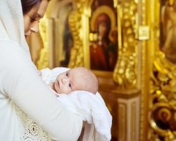 Можно ли креститься беременной женщине в церкви самой и крестить чужого ребенка: правила церкви, приметы. Причины: почему нельзя беременным женщинам крестить чужого ребенка?