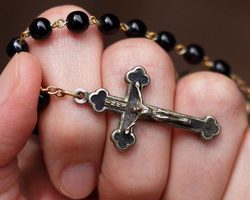 Как крестятся католики, как складывают пальцы: схема. Какой рукой крестятся католики? Почему православные и католики крестятся по-разному: православные справа налево, а католики слева направо?