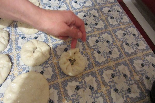 Как красиво лепить пирожки круглые?