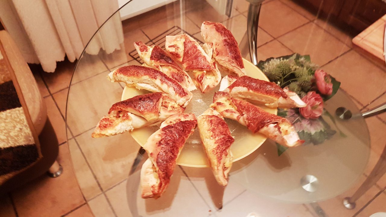 С мясом, оливками и яйцом