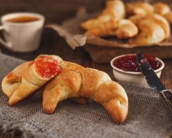 Рецепты вкусных домашних круассанов с бананом, апельсином, малосольным лососем, курицей и грибами. Готовим нежные круассаны на завтрак в домашних условиях: лучшие рецепты