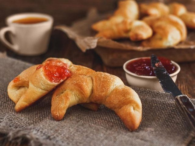 Рецепты вкусных домашних круассанов с бананом, апельсином, малосольным лососем, курицей и грибами. Готовим нежные круассаны на завтрак в домашних условиях: лучшие рецепты