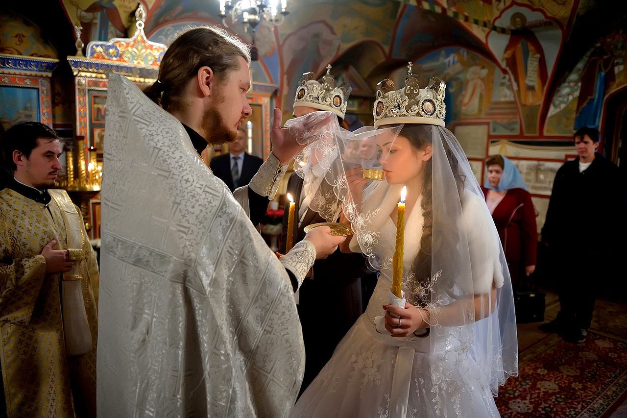 Если регистрация в загсе и венчание назначены на один день, тогда желательно раньше проводить венчание
