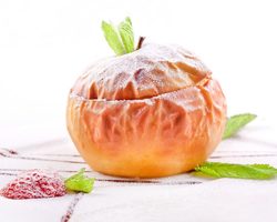 Запеченные яблоки с медом в духовке: лучшие рецепты. Как вкусно запечь яблоки с медом и орехами, корицей, изюмом, лимоном, творогом в духовке, микроволновке, мультиварке? Сколько калорий в запеченном яблоке с медом?