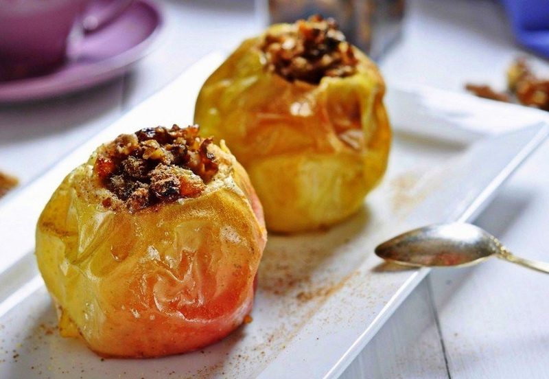 Как вкусно запечь яблоки с медом и орехами в духовке, микроволновке, мультиварке: рецепт
