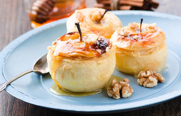 Как вкусно запечь яблоки с медом и изюмом в духовке, микроволновке, мультиварке: рецепт