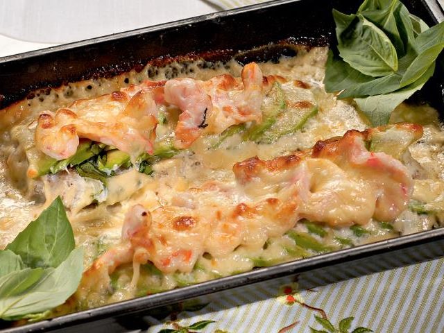 Как приготовить рыбу треску вкусно в духовке? Как сделать из трески лабардан, запеканку, котлеты, треску с сыром, луком и сметаной, маринадом из овощей, овощной начинкой, картошкой, тыквой, капустой брокколи, в майонезе, томатной пасте: лучшие рецепты
