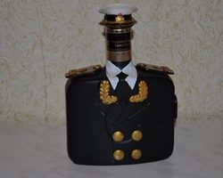Как красиво украсить бутылку коньяка своими руками в подарок для мужчины в военную форму, полицейского, гусара, смокинг, фотографией, лентами, конфетами, букетом из конфет: идеи, дизайн, фото. Как украсить бутылку коньяка своими руками для женщины?