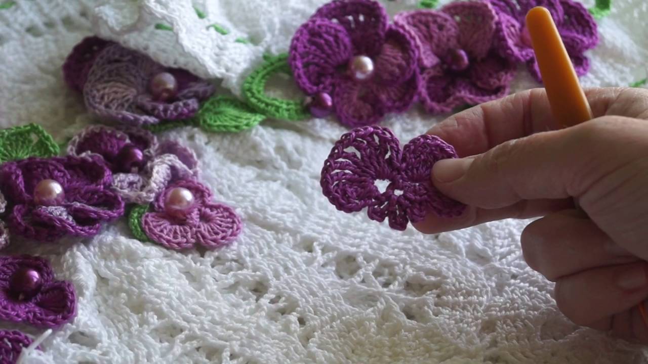 Как связать крючком салфетку с цветами, фиалками