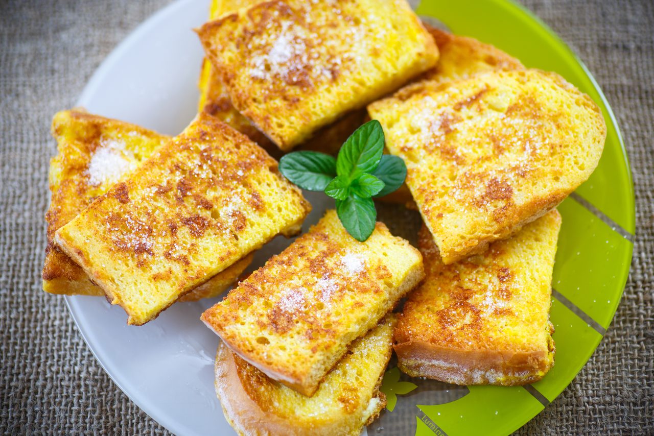 Как вкусно пожарить сладкий белый хлеб с сахаром без молока на сковороде: рецепт