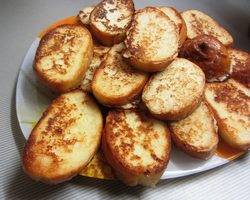 Как вкусно пожарить сладкий белый хлеб с молоком и сахаром на сковороде, с яйцом и сахаром и молоком и без молока: лучшие рецепты