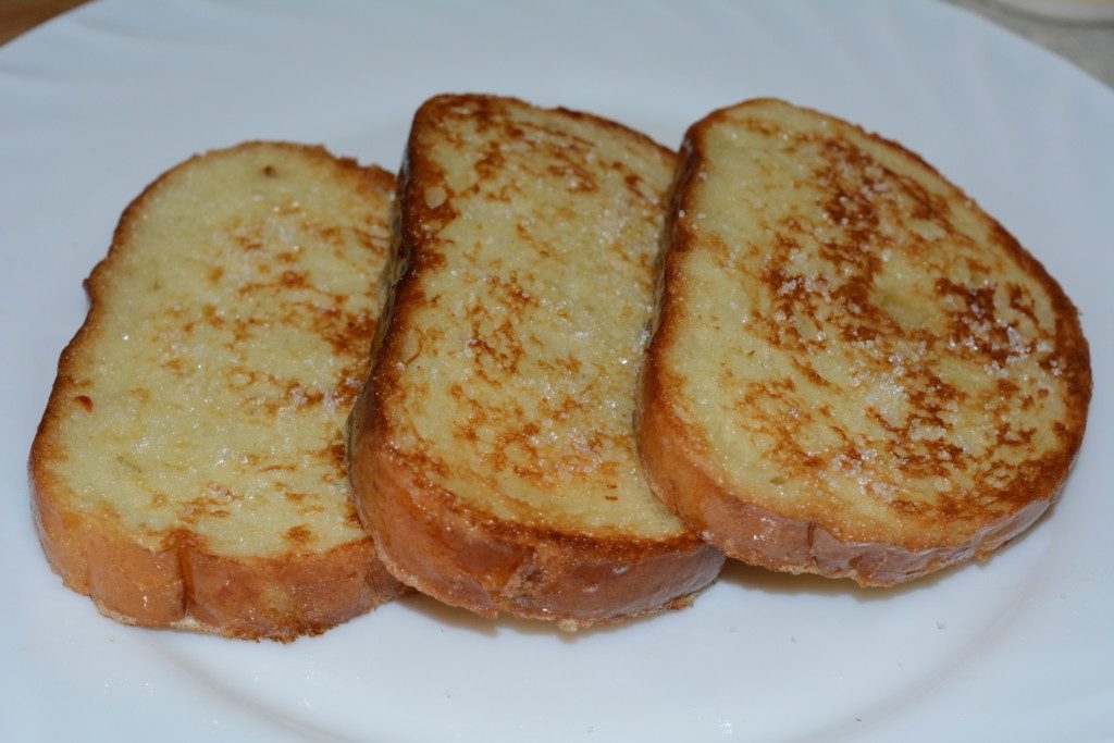 Как вкусно пожарить сладкий белый хлеб с молоком и сахаром на сковороде: рецепт