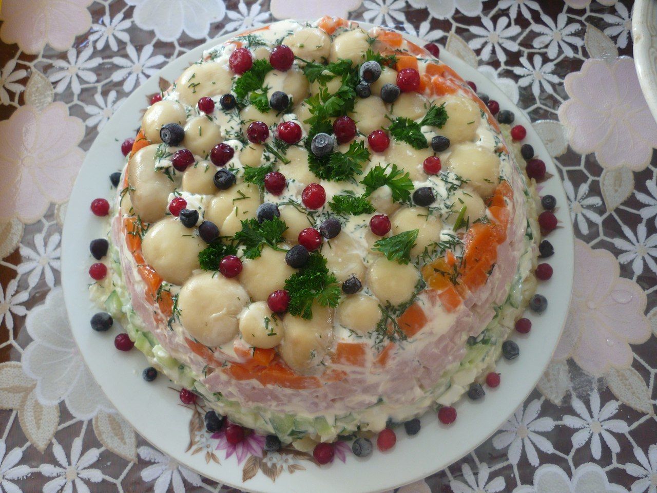 Грибная поляна со свежими огурцами - весенний салат